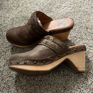Lucky Brand Brown/metallic gold leather clogs
